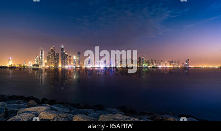 Dubai Marina durante il crepuscolo Foto Stock