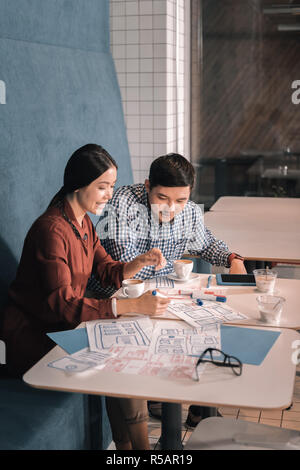 Paio di carino imprenditori amorevole lavorano insieme nella caffetteria Foto Stock