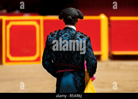 Medellin, Colombia, colombiane la corrida, la corrida, Matador attesa per l arrivo di un toro, La Macarena Stadium, Arburra Valley, Antioquia Foto Stock