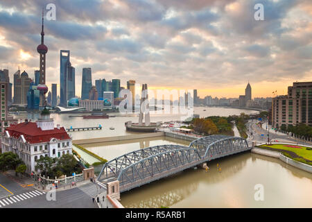 Nuovo skyline di Pudong; Waibaidu (giardino) ponte; guardando attraverso il fiume Huangpu dal Bund; Shanghai; Cina Foto Stock