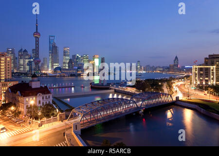 Nuovo skyline di Pudong; Waibaidu (giardino) ponte; guardando attraverso il fiume Huangpu dal Bund; Shanghai; Cina Foto Stock
