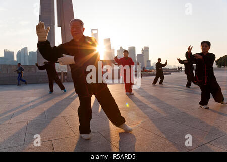 Tai Chi esercizi, la mattina presto, il Bund, Shanghai, Cina Foto Stock