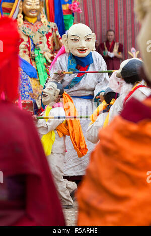 Danzatori mascherati in tibetano Wachuk monastero buddista (Bon setta) nr Xinlong, Sichuan, in Cina Foto Stock