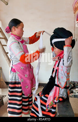 Preparare i capelli, Long Horn Miao, Sugao, Guizhou, Cina Foto Stock