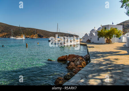 La Grecia. Isola di Sifnos. Vathi bay e il villaggio Foto Stock