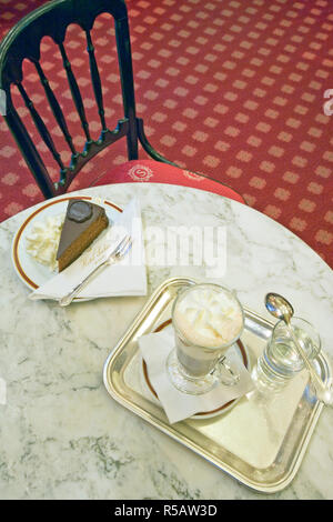 Torta calda e caffè Einspanner, servito con panna montata presso il salone di Elisabeth, Hotel Sacher di Vienna, Austria. (PR) Foto Stock