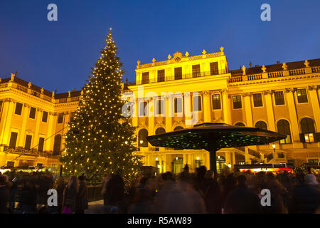Palazzo di Schonbrunn & Mercatino di Natale illuminato al tramonto, al Palazzo di Schonbrunn, Vienna, Austria Foto Stock