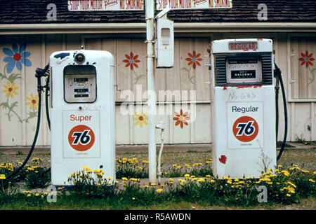 Aprile 1974 - rivenditori indipendenti e grande olio azienda rivenditori cominciarono a chiudere alcune stazioni permanentemente durante la penuria di benzina in inverno del 1973-74 hanno. Pompe come questi in Shelton, nello Stato di Washington a ovest di Olimpia divenne più comuni come le carenze influenzato l'economia da vari angoli 04/1974 Foto Stock