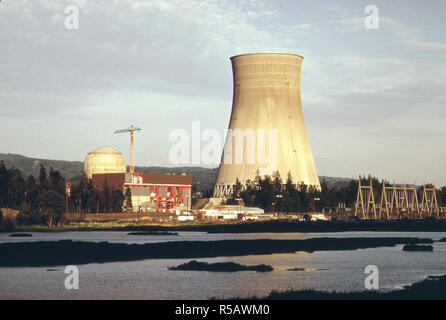 1973 Ranier Oregon - Il cavallo di Troia di impianti nucleari sulle rive del fiume Columbia Portland General Electric, il miglioratore della pianta, ha incontrato grande opposizione da parte degli ambientalisti 05/1973 Foto Stock