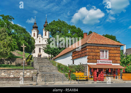 Tihany Abbazia fu costruita tra il 1740 e il 1754 in stile barocco, Tihany, Komitat Veszprem, oltre Danubio Centrale, Ungheria, Europa Foto Stock