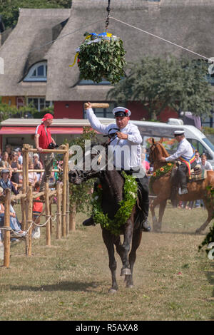 Tonnenabschlagen, tradizionale folk festival, Ahrenshoop, Fischland Darß-Zingst, Meclenburgo-Pomerania Occidentale, Germania Foto Stock