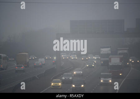 Traffico che viaggia attraverso una fitta nebbia sulla A1/M superstrada leeds Yorkshire Regno Unito Foto Stock