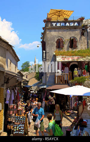 I turisti Shopping, Mostar, Bosnia Erzegovina Foto Stock