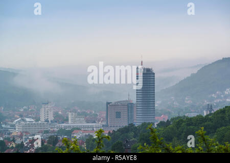 Nebbia di mattina su Jena, Turingia, Germania Foto Stock