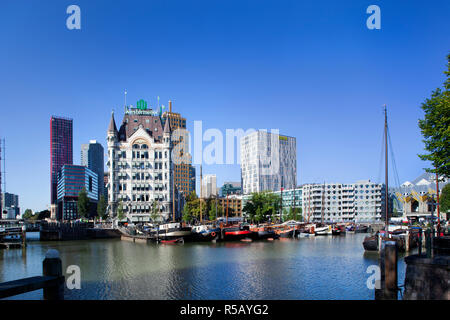 Rotterdam, Paesi Bassi - 18 Settembre 2018: storico le navi ormeggiate in Oude Haven a Rotterdam con il Witte Huis o la casa bianca a sinistra e Foto Stock