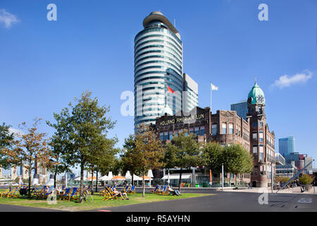 Rotterdam, Paesi Bassi - 18 Settembre 2018: prendere il sole in una sdraio sulla spiaggia di fronte al famoso Hotel New York sulla banca del sud a Rotterdam Foto Stock