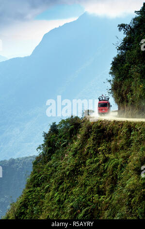 Bolivia, il mondo più strada pericolosa, montagne delle Ande, supporto Van per gli amanti della mountain bike, Yungas Foto Stock