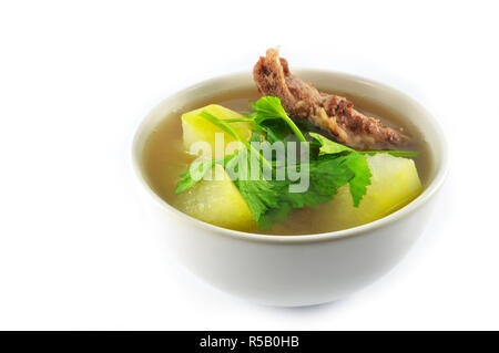 Zuppa di melone invernale con osso di maiale e il sedano nel recipiente isolato su sfondo bianco - Zuppa di ossa di maiale Foto Stock