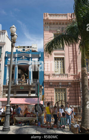 Portugese architettura coloniale e street market distretto Lapa, Rio de Janeiro, Brasile Foto Stock