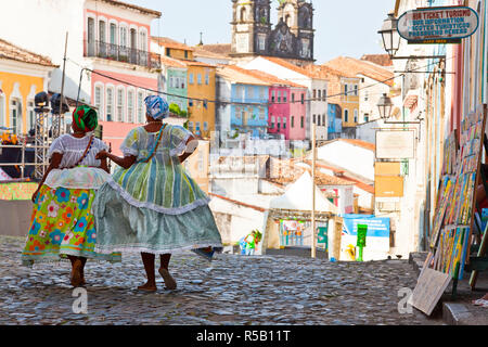 La donna nel tradizionale abito bahiana, Salvador de Bahia, Pelourinho Historic District, Bahia, Brasile Foto Stock