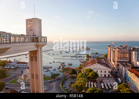 L'Elevador Lacerda che collega Salvador da Bahia's Cidade Alta con Cidade Baixa, Pelourinho, Salvador, Bahia, Brasile Foto Stock