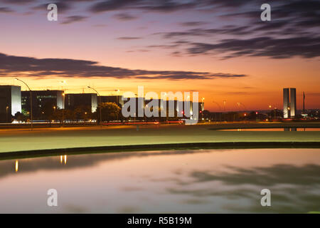 Il Brasile, Distrito Federal-Brasilia, Brasilia, del congresso nazionale del Brasile, progettato da Oscar Niemeyer e ministero di edifici al tramonto Foto Stock