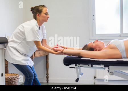 Osteopatia strutturale di sessione in una donna in stato di gravidanza. Foto Stock