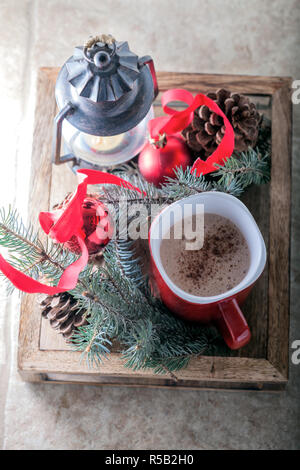 Il Natale di cacao in tazza sul vassoio in legno Foto Stock