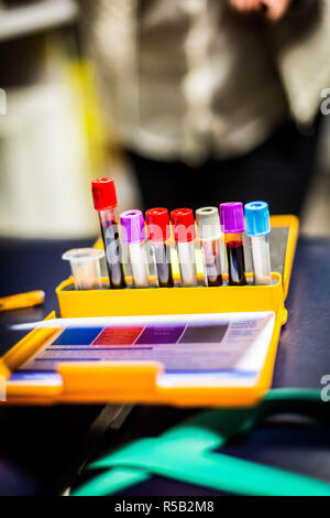 Infermiera liberale tenendo il campione di sangue da un paziente. Foto Stock