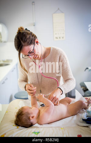 Medico di medicina generale con il bambino, Geveze, Francia. Foto Stock