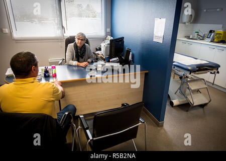Medico di Medicina Generale con paziente, Geveze, Francia. Foto Stock