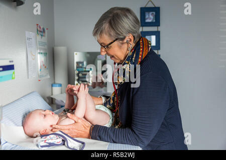 Medico di medicina generale con il bambino, Geveze, Francia. Foto Stock