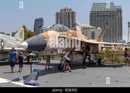 Un F/A-18 Hornet strike fighter aircraft, USS Midway Museum di San Diego, California, Stati Uniti. Foto Stock