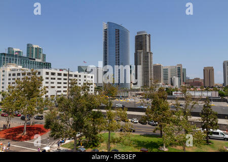 Vista del centro cittadino di San Diego dal ponte della USS Midway ormeggiata su San Diego Waterfront, California, Stati Uniti. Foto Stock