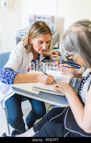 Dipartimento di Oncologia, pazienti con tumore che ricevono chemioterapia in day hospital, Francia. Foto Stock