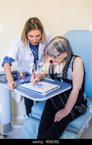 Dipartimento di Oncologia, pazienti con tumore che ricevono chemioterapia in day hospital, Francia. Foto Stock