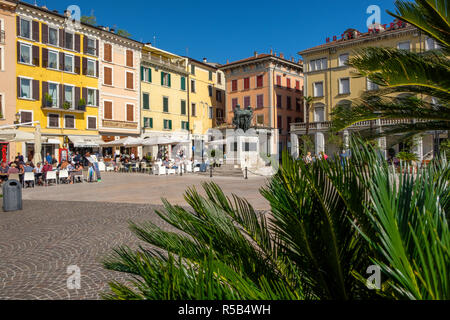 Piazza della Vittoria, Salò Lago di Garda, provincia di Brescia, Lombardia, Italia Foto Stock