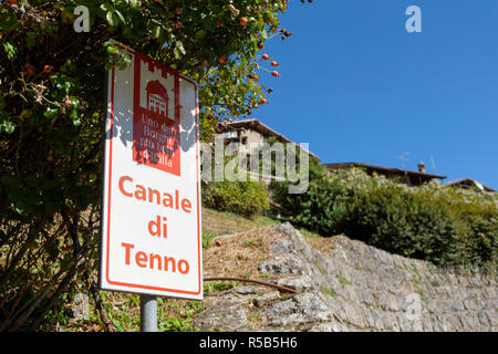 Il borgo medioevale di Canale di Tenno, Lago di Garda, provincia di Trento, Trentino, Italia Foto Stock