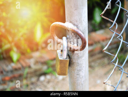 Lucchetto sulla porta acciaio / metallo vecchio lucchetto sul cancello di sicurezza e strumento di protezione Foto Stock