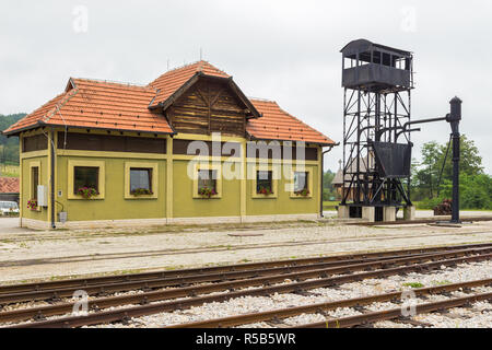 Sargan Vitasi, Serbia - 15 agosto 2014: Sargan Vitasi stazione. Da qui inizia la cosiddetta Sargan otto a scartamento ferroviario del patrimonio a Mokra Gora. Foto Stock