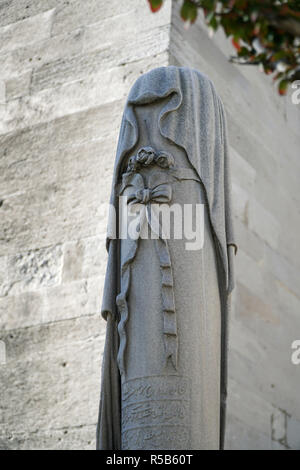 Unico lapidi Ottomana sono presso il giardino della Moschea Suleymaniye. Sculture in pietra sono capolavoro. Foto Stock