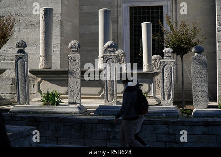 Istanbul, Turchia - 29 Ottobre 2017: unica Ottoman tombe e lapidi sono presso il giardino della Moschea Suleymaniye. Due turisti di passaggio. Foto Stock