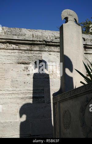 Unico lapidi Ottomana sono presso il giardino della Moschea Suleymaniye. Sculture in pietra sono capolavoro. Foto Stock