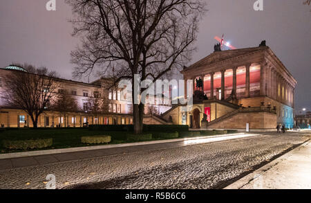 Vista notturna della Neue Nationalgallerie e il Neues Museum sulla Museuminsel (isola dei musei), in Mitte Berlino , Germania Foto Stock