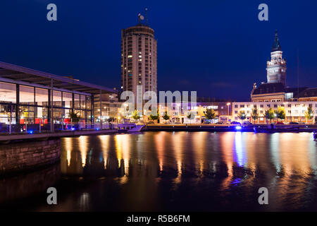 Francia, regione Nord - Pas de Calais, le Fiandre francesi Area, Dunkerque, vista città dal Bassin du Commerce marina Foto Stock