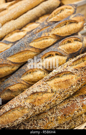 Francia, regione Nord - Pas de Calais, le Fiandre francesi Area, Lille Wazemmes, mercato di domenica, vari tipi di pane Foto Stock