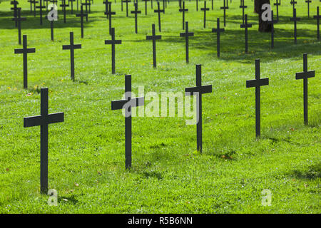 Francia, regione Nord - Pas de Calais, Neuville St-Vaast, guerra mondiale un cimitero militare tedesco, croci cristiane Foto Stock