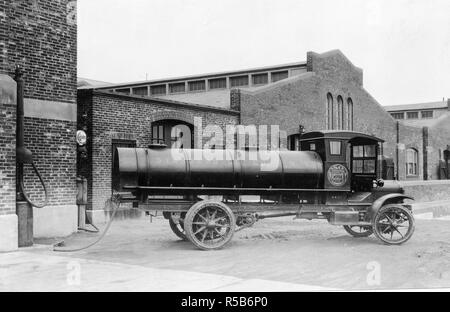 Industrie di guerra - benzina - AUTO AUTOBOTTE DI Standard Oil Co., N.Y., erogazione di benzina al Massachusetts State Armory, Boston, Massachusetts ca. 1915-1920 Foto Stock