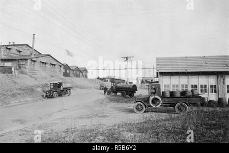 Industrie di guerra - benzina - olio standard camion della società che effettua consegne di benzina e oli a stazioni di Camp Devens, Massachusetts ca. 1915-1920 Foto Stock