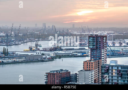 Rotterdam, Paesi Bassi, 12 Novembre 2018: vista aerea di moderni edifici residenziali a Lloydpier con il fiume Nieuwe Maas e attività del porto Foto Stock